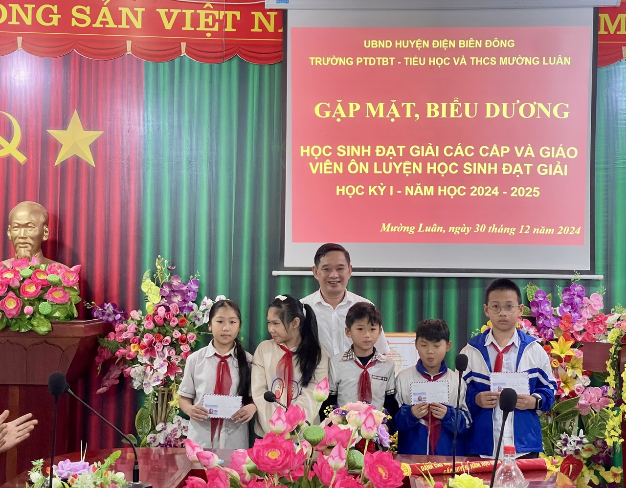 TRƯỜNG PTDTBT TH&THCS MƯỜNG LUÂN  TỔ CHỨC LẾ VINH DANH HỌC SINH GIỎI VÀ CÁC THẦY CÔ ÔN LUYỆN CÓ HỌC SINH ĐẠT GIẢI