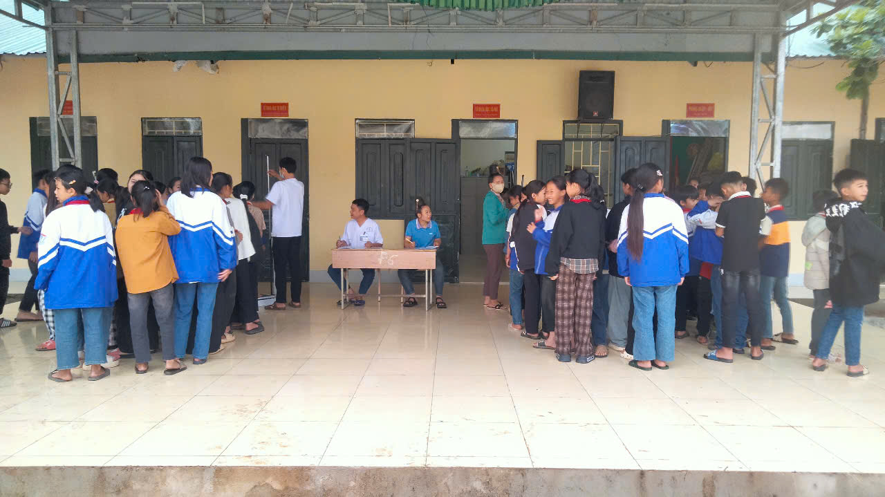 HOẠT ĐỘNG KHÁM SỨC KHỎE CHO HỌC SINH TRƯỜNG PTDTBT TH VÀ THCS MƯỜNG LUÂN