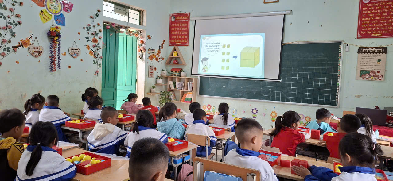 Giờ học sôi nổi – Niềm vui khám phá hình khối của các em lớp 1